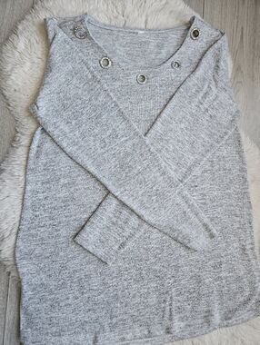 5/35$ ✨ Grey Long Sleeve Sweater with Decorative Eyelets ✨